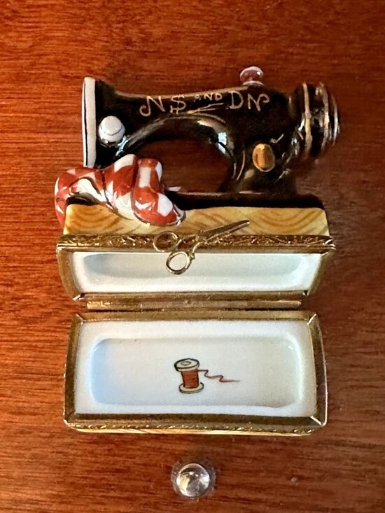LIMOGES France Peint Main Trinket Box SEWING MACHINE w/Scissors